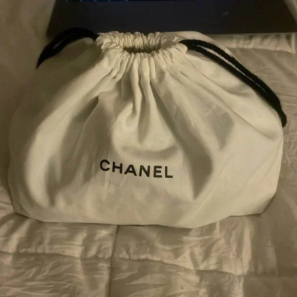 Chanel makeup bag - Picture 3 of 3